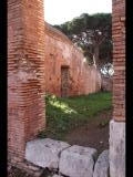 01563 ostia - regio ii - insula vi - caseggiato delle fornaci (ii,vi,7) - raum 11 - gesehen von der via della fontana - bli ri westen - 09-2022 - 01-2024.jpg